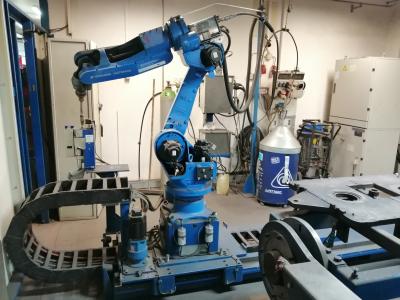Průmyslový svařovací robot YASKAWA Motoman DX 100